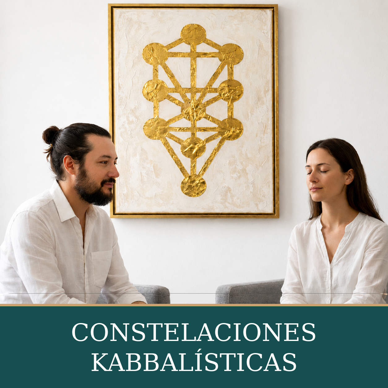 Hombre y mujer sentados frente a frente, con un cuadro dorado del Árbol de la Vida al fondo.