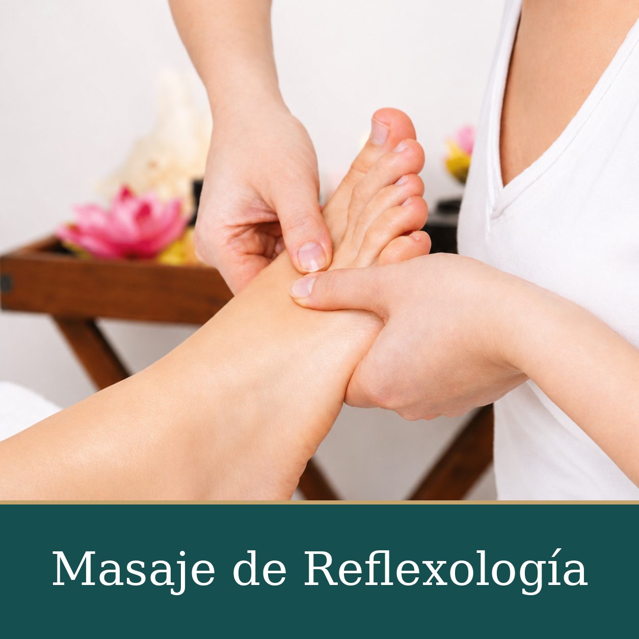 Manos de una terapeuta aplicando presión sobre un pie durante un masaje de reflexología.