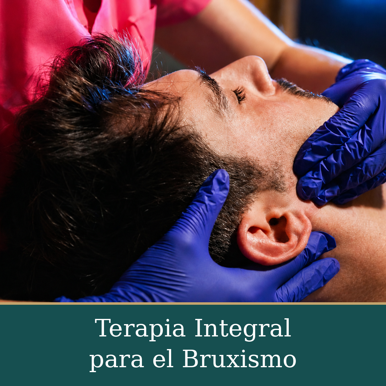 Hombre recostado mientras unas manos con guantes azules realizan una técnica manual en la zona de la mandíbula y el cuello.